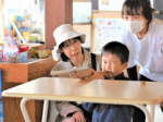 子どもたちが射的に挑戦 駄菓子を手に笑顔 高砂屋でイベント