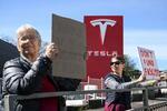 米テスラ、営業利益66%減