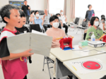 地域高齢者とゲームで交流 日野学園児童