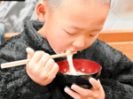 ズームアップ 地元の旬の味と交流にほっこり 年内最後の「うえやま日曜朝市」