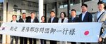 友好4年ぶり復活 韓国・襄陽郡訪問団来訪 大山たいまつ行列に参加