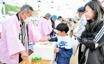 カニ当たれ! 露店、抽選会など行楽客でにぎわう 道の駅あまるべ感謝祭