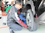 冬タイヤ交換 急ピッチ 週末、平地でも積雪警戒
