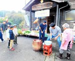 住民集い〝地元産〟堪能 塩山収穫祭 競りや観察会も