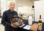 容量当て「挑戦して」 大徳利、大杯プレゼント 春の山陰民窯展
