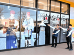イケメン八犬士で市PR 倉吉 家電量販店壁面に登場