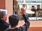 GW最終日、別れを惜しむ人々で駅や空港ごった返す
