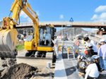 身近な道路工事 興味津々 浜坂北小児童が見学 重機操縦体験も