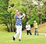 松岡さん(芦屋)初優勝 新温泉町民親善ゴルフ 88人が交流