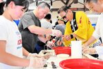 夏の味覚を調理、満喫 香住 イカまつりに100人