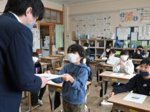 待ちわびた冬休みに心弾ませ 小学校など5校で2学期の終業式