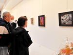石破氏表情多彩に描く 丸由百貨店で作品展