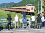 381系ラストラン “撮り鉄”沿線に押し寄せる