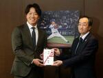 中日・柳、交通遺児支援で寄付