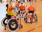 障害者スポーツに児童が理解深める 倉吉・上灘小で車いすバスケ体験
