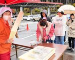 つきたてよもぎ餅に行列 道の駅ハチ北で収穫祭