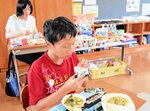 災害時の「食」理解 射添小 アルファ化米おにぎり作り