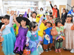 「お菓子ちょうだい」住民らと触れ合い ハロウィーンで仮装パレード