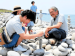 絶妙なバランス 鳴り石でアート 海岸で「ストーンバランシング」展 久保田さん(静岡市在住)