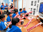 メダルは五輪で 喜びと期待の声 大きな拍手響く 三上選手出場確定
