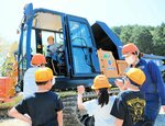 運転席の眺めに興奮 矢田川の工事現場 長井小児童が重機見学