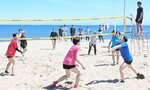 浜坂で「び~ちふぇすた」 暑さに負けず白熱プレー