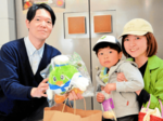 ダンボール遊園地2万人突破 節目の園児に記念品贈呈