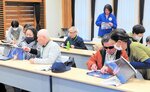 古新聞が立派なバッグに 小代で本紙新聞講座 青い鳥学級が受講
