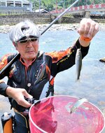 初物狙い、釣り熱中 県内外から太公望続々 アユ漁解禁