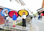 和風傘で町並み彩り 白壁土蔵群周辺14施設と県美 無料で貸し出し フォトコンも実施中