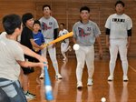 心の成長をチーム作りに 岩美高野球部員が学童保育児童と触れ合い