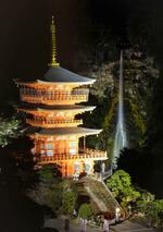 神秘的な滝、三重塔も鮮やかに