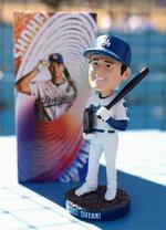 大谷の首振り人形を配布