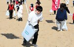 漁具の破片や空き缶集める 鳥取砂丘で一斉清掃