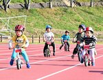 地面蹴りゴールへ疾走 2―6歳児 56人がランバイク大会