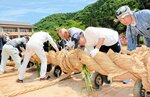 200人が力合わせ 2日、湯村温泉まつり 住民ら大菖蒲綱引きへ編み上げ