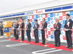 生鮮食品も扱う地域共生型コンビニ開店 トスク丹比店跡地にローソン 地元住民らでにぎわう