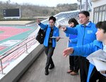 開会式会場を平井知事視察 鳥取・ヤマタ陸上競技場 ねんりんピックはばたけ鳥取2024