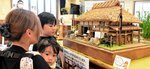 鉄道ジオラマと精巧な木工作品 鳥取、4日まで展示