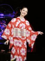 佐々木希がおとな浴衣姿「金魚で癒やされ夏を乗り越えて」