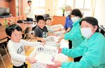 新1年生の体力づくりに 地区民生委員・児童委員協議会 城北小に縄跳び寄贈