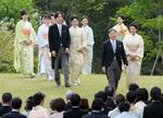 春の園遊会、両陛下と歓談