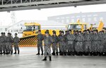 共用滑走路 除雪へ決意 空自美保基地で編成完結式