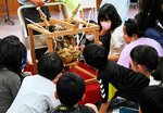 児童ら「見立て」を体感 西伯小で「法勝寺一式飾り」授業