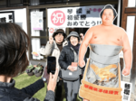 大関琴桜関の初優勝を祝福 「琴桜記念館」に横断幕張り出し 倉吉