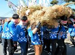 “大蛇”担ぎ威勢よく 4年に1度「赤松の荒神祭」 大山町