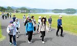 そよ風受け足取り軽く 春の湖山池ウオーク