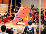 【写真グラフ】土俵際 大熱戦 たたく手に力込め どんどこ!巨大紙相撲 とっとりけんび場所