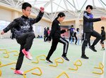 速く走るこつ学ぶ 新温泉 実業団の陸上教室、児童ら54人