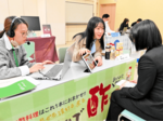 待遇など、熱心に 豊岡で合同説明会 企業も人材確保に真剣 大学生就活解禁